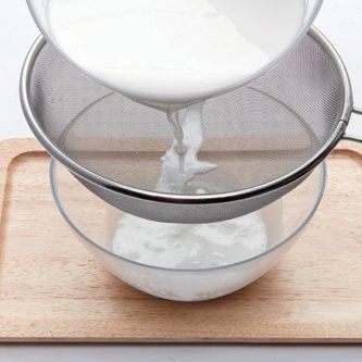 순서 3의 반죽을 체로 걸러주세요.