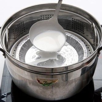 찜기를 가열한 후 은박접시를 깔고 체에 거른 피 반죽을 얇게 펴주세요.