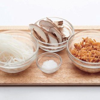 무떡을 위한 재료 이미지로 무,불린 샤미,표고버섯,돼지고기 A 지방 등으로 구성 되어있습니다.