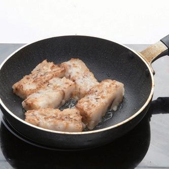 팬에 기름을 두르고 지져 내면 완성이예요.
*Tip. 1. 취향에 따라 호박이나 다른 채소를 첨가하면 영양가를 높일 수 있어요. 단 샤미의 향이 강하기 때문에 해산물보다는 육류를 첨가하는 것이 좋답니다.
2. 지질 때 기름의 양을 넉넉히 사용하여야 고소함과 풍미가 좋아요.
