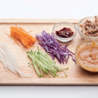 준비한 순서 2,3,5를 접시에 담고 분량의 재료를 골고루 섞어서 만든 소스를 뿌려서 내면 완성이랍니다.