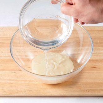 순서 2에 물을 넣어 농도를 조절한 후 반죽을 만들어 냉장고에 30분간 보관해 주세요.