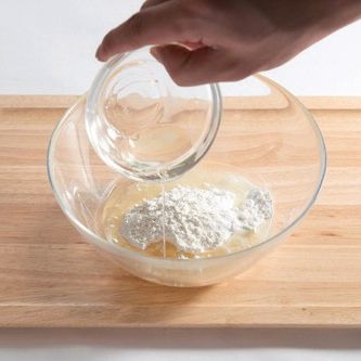 볼에 감자전분, 박력분, 베이킹 파우더를 넣고 식용유를 넣어가면서 재료를 혼합해 주세요.