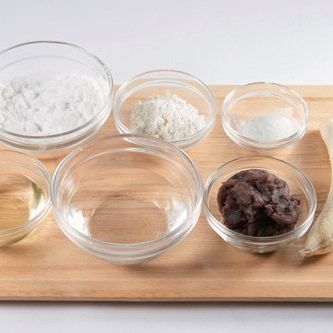 바나나 튀김을 위한 재료 이미지로 단팥앙금,바나나,기름 등으로 구성 되어있습니다.