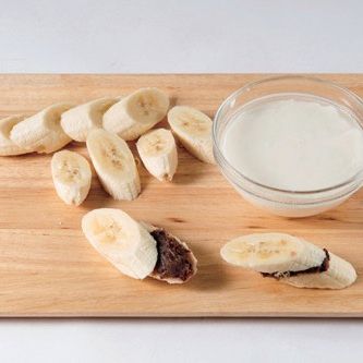 바나나는 어슷 썰어 앞 뒤로 감자전분을 묻히고 소량의 팥을 얹은 다음 다른 바나 나로 덮어주세요.