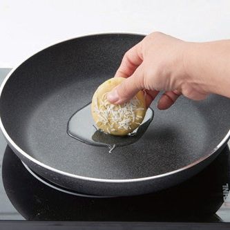 팬에 기름을 두르고 지져내면 완성이예요.
*Tip. 코코넛롱은 잘 타기 때문에 지질 때 약한 불에서 중불로 이동하면서 서서히 지져주세요.