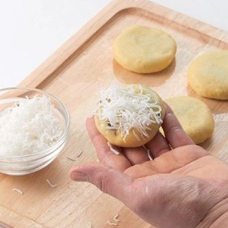 손바닥으로 눌러 납작하게 만들어 코코넛롱을 묻혀주세요.