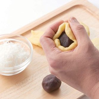 피 안에 팥앙금을 넣고 동그랗게 만들어 주세요.
