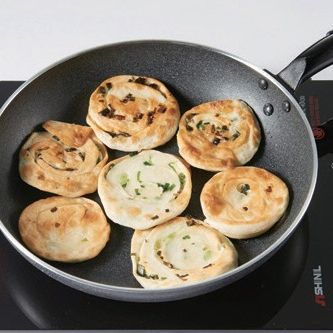 노릇하게 구워 담아내면 완성이랍니다.
*Tip. 독특한 향을 위해 소량의 백후추, 산초가루를 사용하여 색다른 맛을 내주어도 좋아요.
