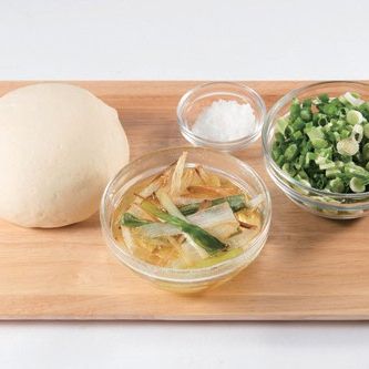 파전병을 위한 재료 이미지로 대파,쪽파,생강,기름 등으로 구성 되어있습니다.