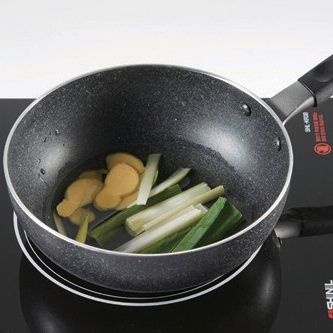 팬에 기름을 붓고 파와 생강을 넣고 볶아서 파기름을 만들어 주세요.