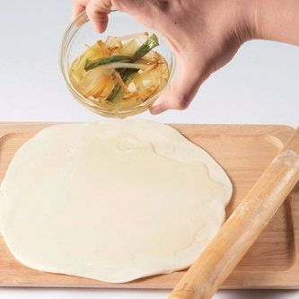 반죽을 넓게 펴서 파기름을 발라 주세요.