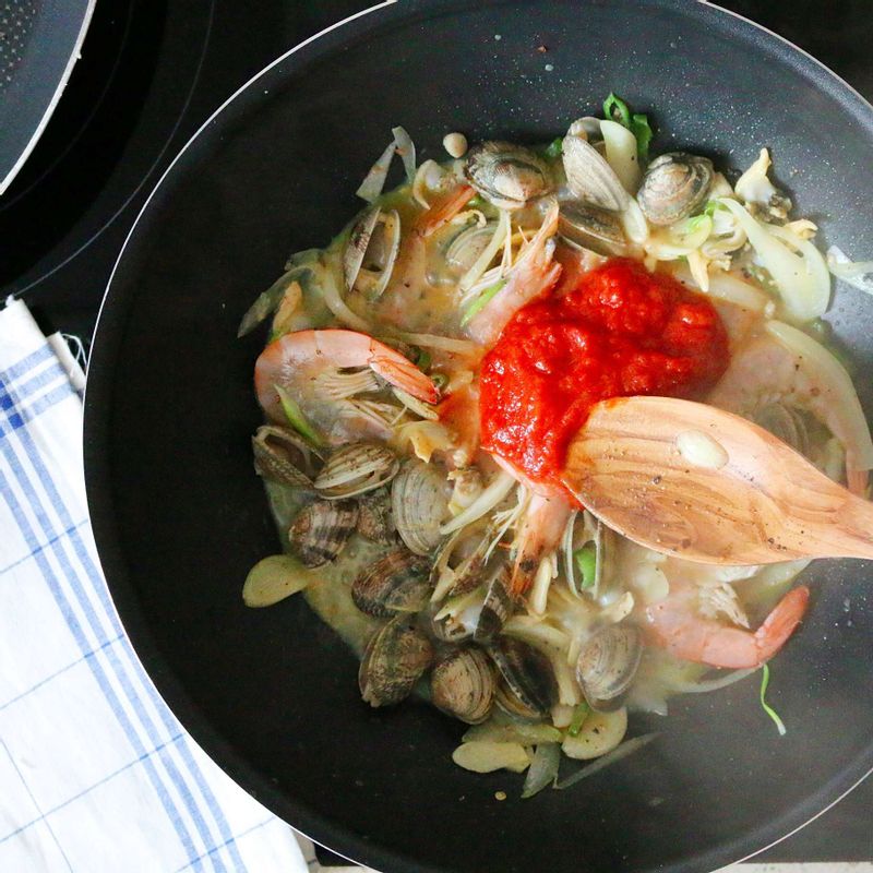 해물이 익으면 토마토소스를 넣고 볶아주세요.