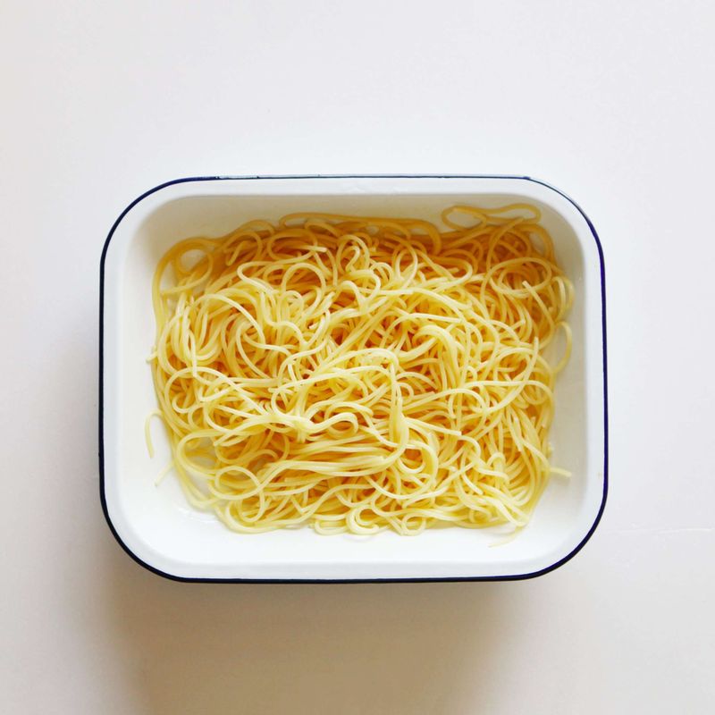 스파게티는 끓는 물에 소금과 올리브오일을 넣고 7~8분간 삶은 후 바로 그릇에 담아 올리브오일을 뿌려주세요.