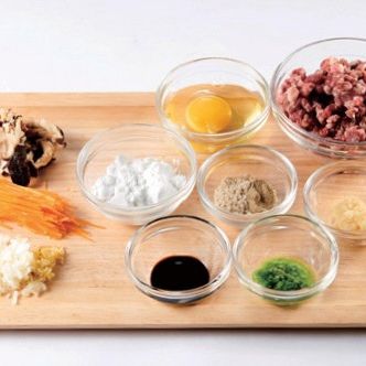 소고기 진주 완자을 위한 재료 이미지로 불린 찹쌀,다진 소고기,표고버섯,당근,생강 등으로 구성 되어있습니다.