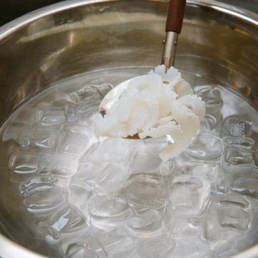 소금과 정종을 넣은 끓는 물에 오징어를 데치고 바로 얼음물에 식힌 후 물기를 제거해 주세요.