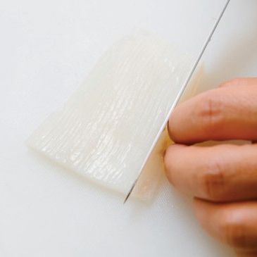 껍질을 벗긴 갑오징어는 5cm x 5cm로 잘라 얇게 썰어 주세요.