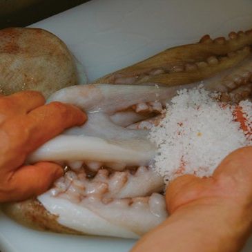 문어 산마 샐러드을 위한 재료 이미지로 문어다리(1kg 기준),산마,다시마,믹스 샐러드,소금 등으로 구성 되어있습니다.