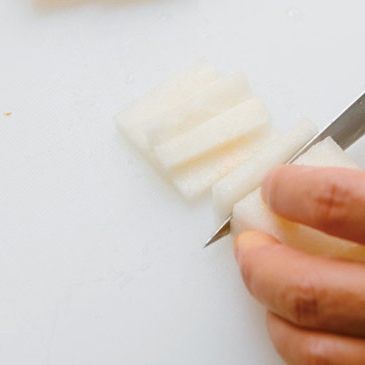 배는 껍질을 벗기고 0.5cm x 3cm로 잘라 주세요.