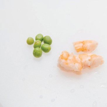 새우는 끓는 소금물에 가볍게 삶아 껍질을 벗기고 1cm 크기로 자르고, 완두콩은 삶아서 겉껍질과 속껍질을 벗겨 알맹이만 골라놔 주세요.