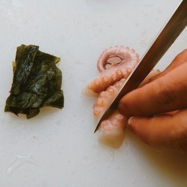 낙지 미역 미소 무침을 위한 재료 이미지로 낙지,불린 미역,레디쉬,정종,소금 등으로 구성 되어있습니다.