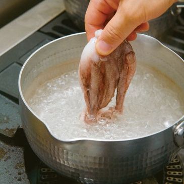 낙지는 머리를 자르고 정종과 소금을 넣은 끓는 물에 살짝 데쳐 얼음물에 넣어주세요.