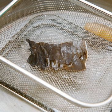 전복은 껍질째 깨끗이 씻어 살과 내장을 분리해 주세요. 솥에 물과 정종을 넣고 체 위에 다시마를 깔고 전복을 넣은 후 위에 무를 올려주세요.