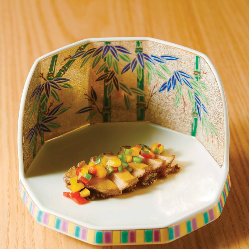 담아낸 전복 위에 소스를 곁들이면 완성이예요.