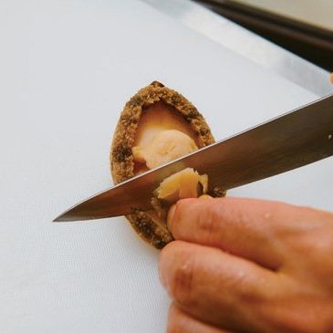 파프리카는 각각 다져 순서 4의 소스와 섞어주고, 찐 전복은 얇게 잘라 접시에 담아주세요.