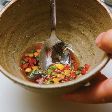 뚜껑을 덮은 후 끓으려고 하면 불을 줄여 15분간 쪄내고, 분량의 재료로 소스를 만들어 주세요.