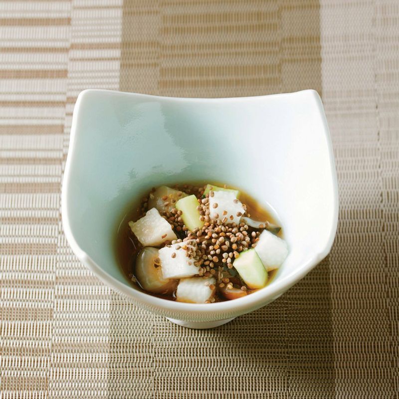 소스 재료 중에서 식초를 제외한 나머지 재료는 냄비에 넣고 한 번 끓여 식힌 다음 식초와 들깨를 넣어 완성해 주세요. 그릇에 해삼, 오이, 산마를 넣고 순서 2의 소스를 뿌려 맛있게 드세요.
*Tip. 해삼의 식감을 잘 살리기 위해선 살짝만 데쳐 바로 얼음물에 넣어주세요.