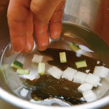 마와 씨를 제거한 오이는 1cm x 1cm로 자른 다음 소금과 다시마를 넣은 물에 담가 20분간 절이고 물기를 제거해 주세요.