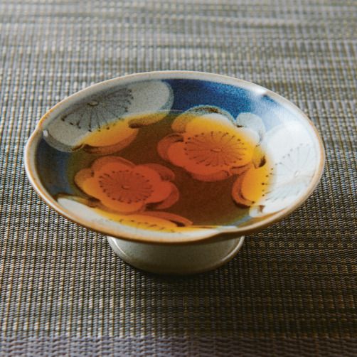 재료 : 사과 1개, 레몬 1개, 물 1컵(150ml), 미림 1과 ⅓컵(220ml), 연간장 ⅔컵(140ml), 사과식초 ⅓컵(80ml), 설탕 1과 ½컵(250g), 꿀 1과 ⅓큰술(20ml)
1. 냄비에 미림을 넣고 알코올을 뺀 다음 물과 설탕, 간장을 넣어 한 번 끓이고 거품을 제거해 주세요.
2. 사과를 강판에 갈아 주세요.
3. 순서 1과 2에 식초, 레몬즙, 꿀을 첨가해 사용하세요.