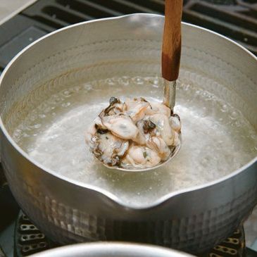 굴 레몬 초회을 위한 재료 이미지로 석화,레몬,양파,다시마 (5cm 너비),믹스 샐러드 등으로 구성 되어있습니다.