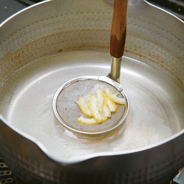 레몬은 씨를 제거하고 얇게 슬라이스하여 끓는 물에 데쳐 식혀주세요. 미림은 알코올을 날린 후 다른 소스 재료와 모두 섞어 소스를 만들어 주세요.