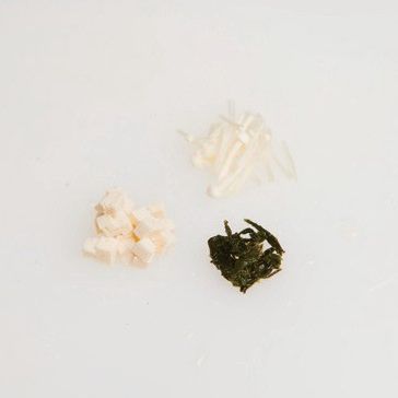 건미역은 불려 적당히 자르고, 팽이버섯은 3등분 해주세요. 두부는 1cm x 1cm로 잘라 주세요.