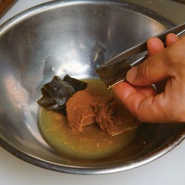 미소시루 베이스 재료를 모두 섞어 된장 베이스를 만들어 주세요. 이때 다시마는 2cm x 2cm로 잘라 넣어 주세요.