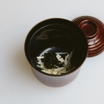 그릇에 두부, 미역, 팽이버섯을 넣고 미소시루 국물을 부으면 완성이예요.
*Tip.
1.된장 베이스는 냉장 보관하며, 시간이 지나 숙성되면 맛이 더 좋아져요.
2. 미소시루에 낫토를 첨가하면 낫토 미소시루가 된답니다.
3. 미소시루에 각종 해산물과 모둠 채소를 넣으면 해산물 나베(냄비)가 됩니다.