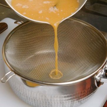 가쓰오 다시 5컵에 미소시루 베이스 1큰술, 정종, 미림을 넣고 끓으면 바로 끄고 체로 걸러주세요.