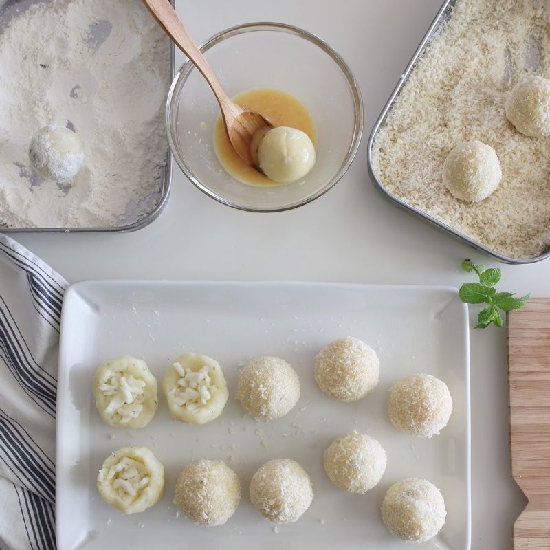 볼에 달걀을 풀고 밀가루, 빵가루는 각각 넓은 그릇에 담아 주세요. 반죽에 밀가루-달걀물-빵가루 순으로 튀김옷을 입혀주세요.