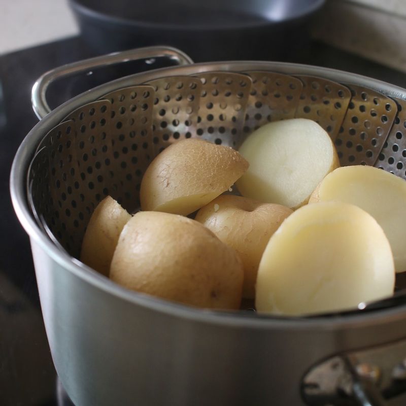 감자는 깨끗이 씻어 반으로 자르고 찜통에 넣어 30분간 쪄주세요.