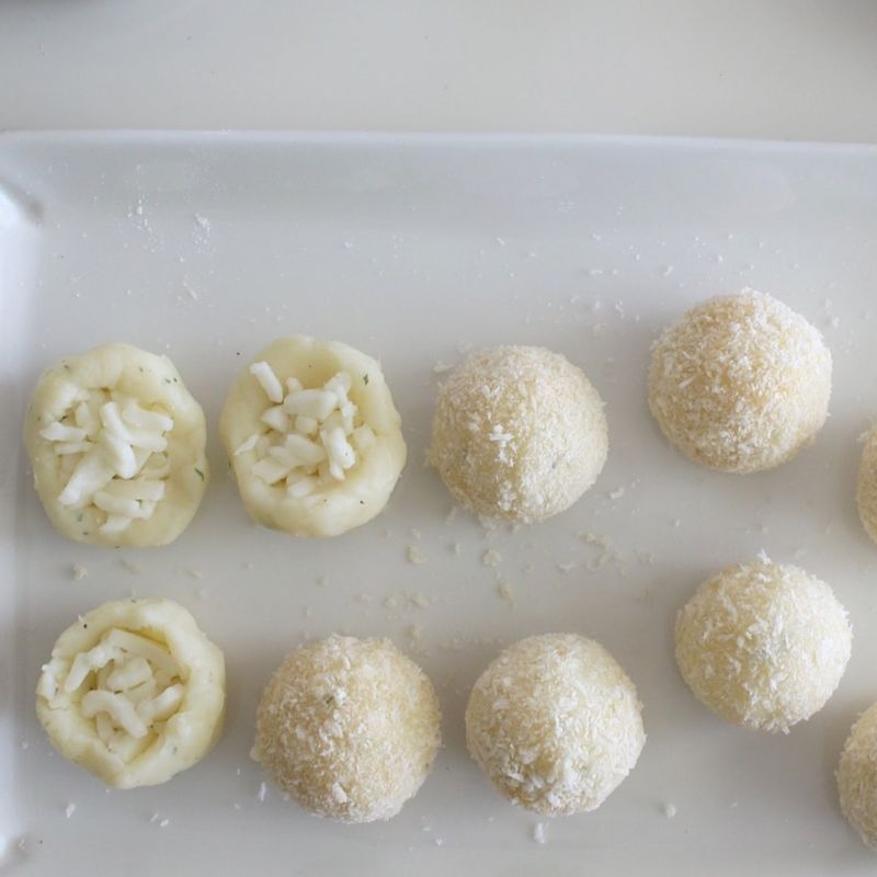 감자 반죽을 한입 크기로 떼어내 가운데에 피자치즈를 넣고 동그랗게 만들어주세요.