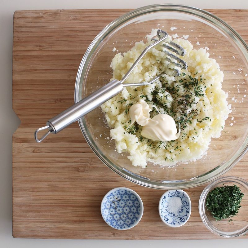 찐 감자는 뜨거울 때 껍질을 벗기고 볼에 넣어 으깬 후 밑간 재료와 골고루 섞어주세요.