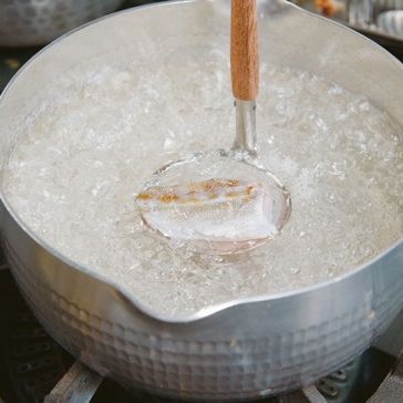 대구는 비늘을 벗기고 아가미, 내장을 제거한 후 머리는 머리대로, 살은 3~4등분 하여 끓는 물에 살짝 데친 후 얼음물에 식혀주세요. 손질된 대구를 구입하여 물에 30분간 담가두면 피가 잘 빠져요. 배추와 무는 썰어서 80% 정도 익혀 놓아요.