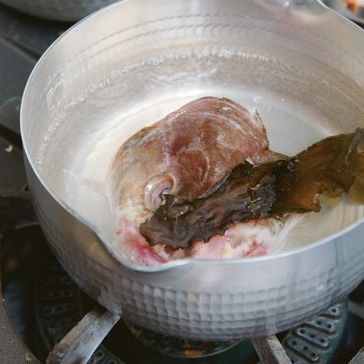 물에 다시마와 손질한 대구 머리를 넣고 1시간 동안 끓여 육수를 만들어 주세요.