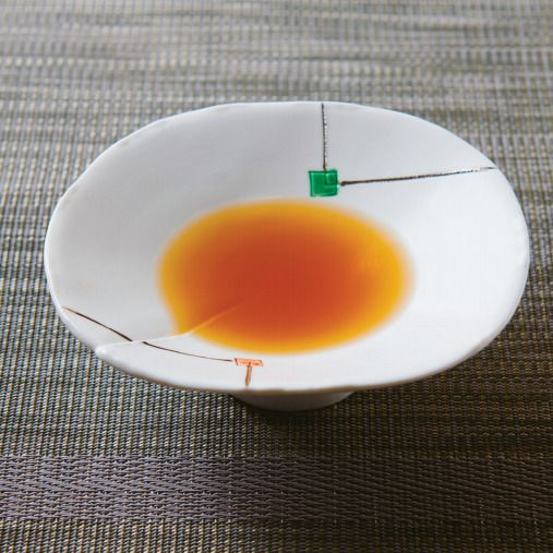 재료 : 물 2와 ½컵(500ml), 진간장 ½컵(100ml), 미림 ⅓컵(60ml), 레몬 2개(100ml), 다시마 1장, 가쓰오부시 2큰술(30g)
1. 냄비에 미림을 넣고 알코올을 날려주세요.
2. 레몬을 제외한 모든 재료를 넣고 끓여주세요.
3. 거품을 제거하고 그대로 식혀 다음날 체에 걸러주세요.
4. 순서 3의 소스에 레몬을 손으로 짠 레몬즙을 추가하여 사용하세요.