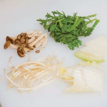 냄비에 순서 2의 육수와 대구를 넣고 약한 불에서 10분간 끓인 다음 거품을 제거한 후 모든 채소를 넣고 끓으면 유자 껍질과 쑥갓을 넣어 마무리 해주세요.