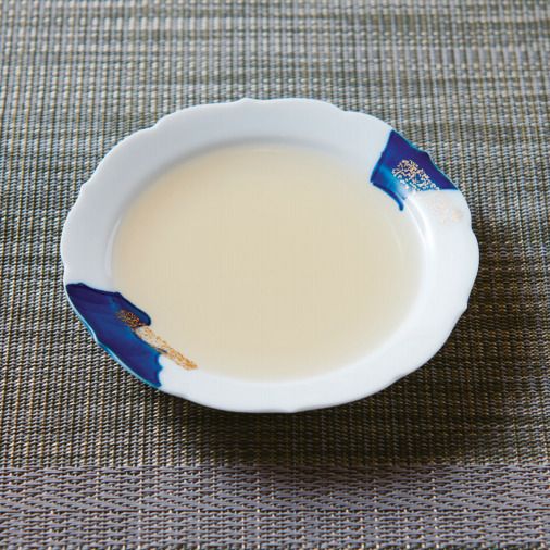 재료 : 물 10컵(1800ml), 가쓰오부시 200g, 다시마(5cmX5cm) 1장
1. 물에 다시마를 넣고 1시간 후 불에 올려주세요.
2. 물이 끓으려고 하면 불을 줄이고 20분간 놔두세요.
3. 다시마를 건지고 가쓰오부시를 넣어주세요.
4. 약한 불에 10분간 끓이고 거품을 제거한 뒤, 불을 끄고 가쓰오부시가 가라않으면 체에 걸러주세요.