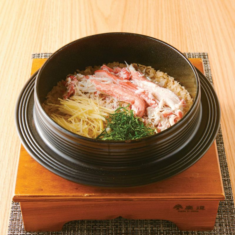 생강과 참나물을 넣고 뚜껑을 1분간 닫고 잘 섞어준 뒤 맛있게 드세요.
*Tip. 센 불로 한 다음 육수가 넘치지 않도록 하는 게 중요해요. 육수가 넘치면 밥이 되진답니다.