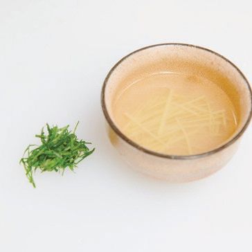 강은 껍질을 벗겨 채 썰고 물에 담가 두세요. 참나물은 잘게 다져주세요.